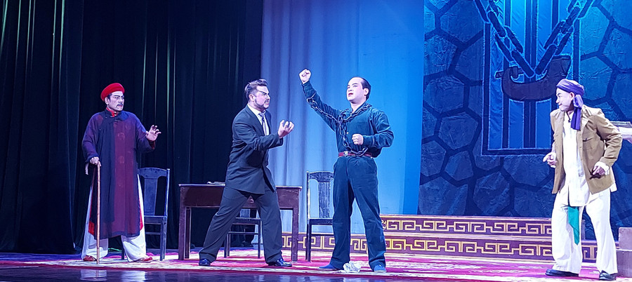 Biểu diễn trích đoạn trong vở tuồng 'Tình mẹ'. Ảnh: Bình Thanh. Biểu diễn trích đoạn trong vở tuồng 'Tình mẹ'. Ảnh: Bình Thanh.