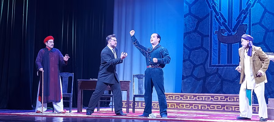 Biểu diễn trích đoạn trong vở tuồng 'Tình mẹ'. Ảnh: Bình Thanh.