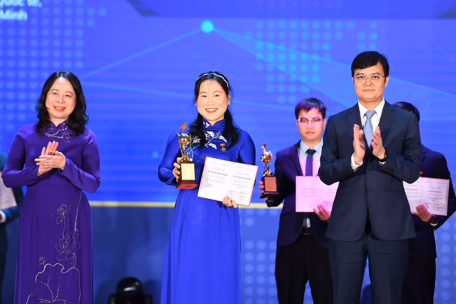 TS Hà Thị Thanh Hương (giữa) nhận giải thưởng Quả cầu vàng năm 2023, tháng 10/2023. Ảnh: HCMUI