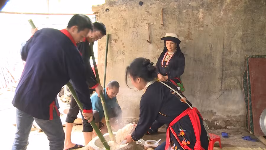 Bánh giầy được làm từ xôi được giã nhuyễn.