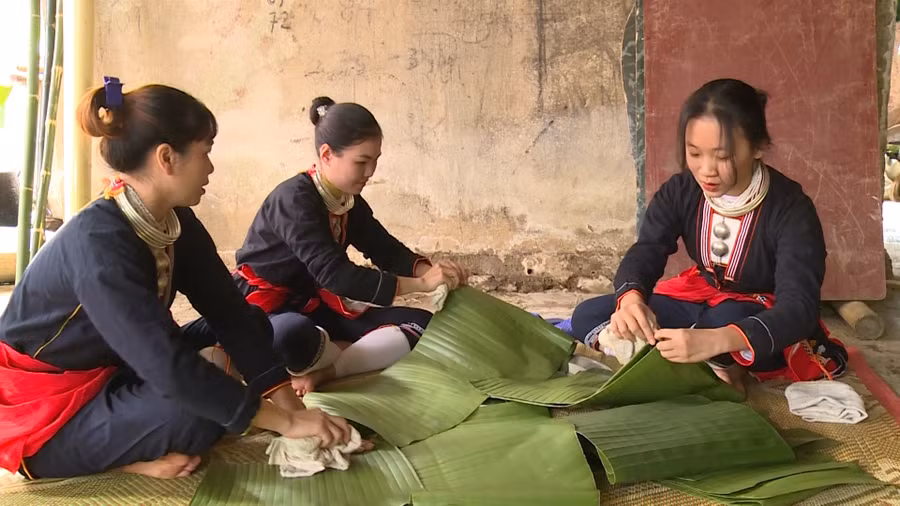 Mâm cơm trong ngày Tết năm cùng của người Dao phải được bày trong lá chuối.