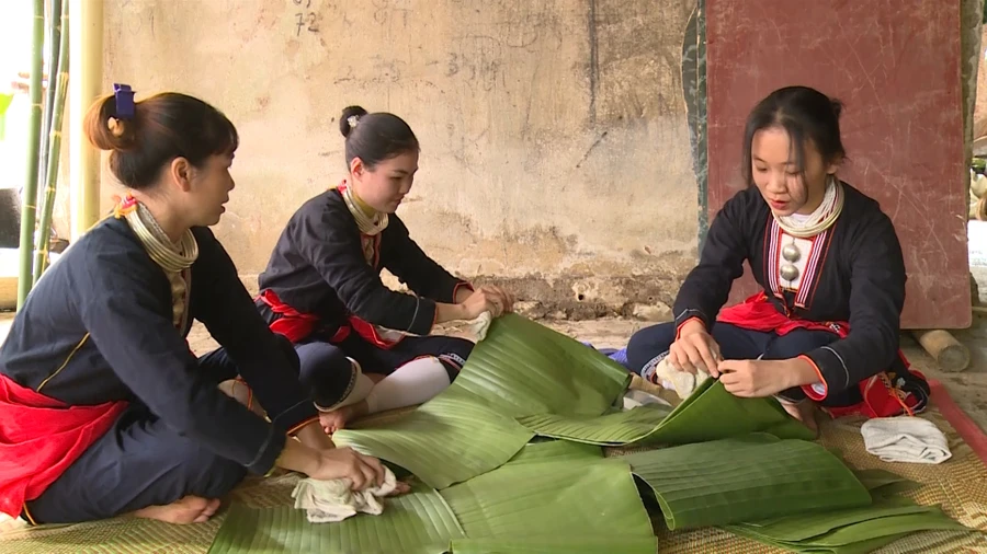 Mâm cơm trong ngày Tết năm cùng của người Dao phải được bày trong lá chuối.