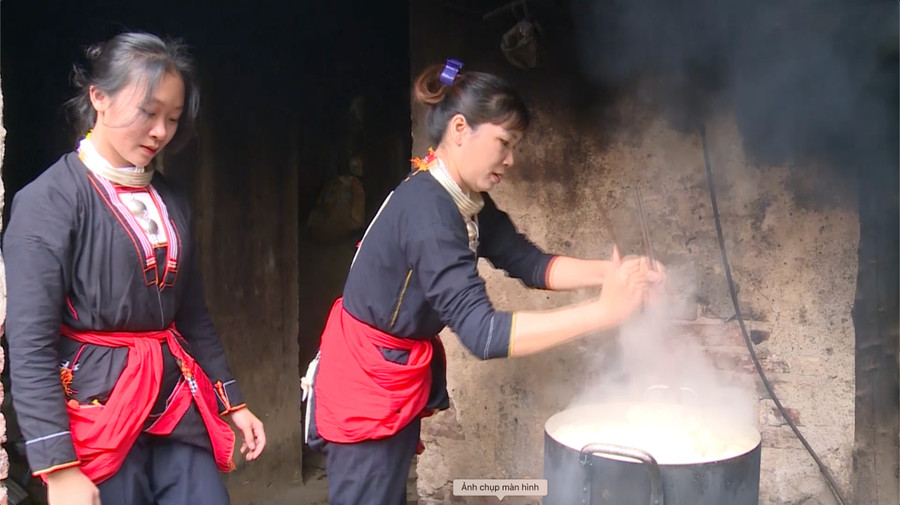 Phụ nữ đảm nhiệm việc nấu nướng.