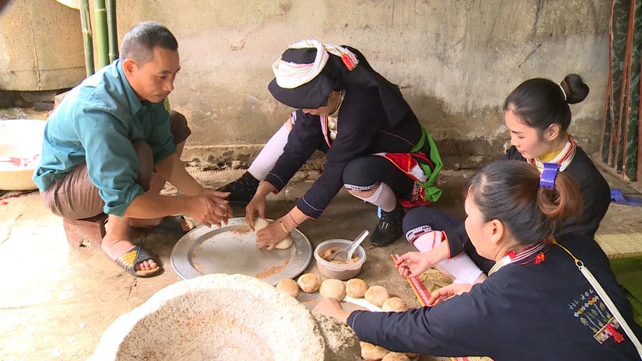 Trong mâm cơm cúng Tết năm cùng không thể thiếu bánh giầy.