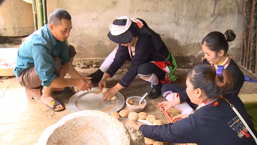 Trong mâm cơm cúng Tết năm cùng không thể thiếu bánh giầy.