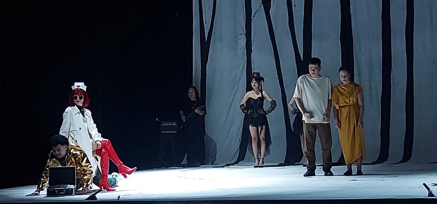 Vở kịch &apos;Hồn Trương Ba, da hàng thịt&apos; phiên bản 2024 được khoác tấm áo mới. Ảnh: Bình Thanh.