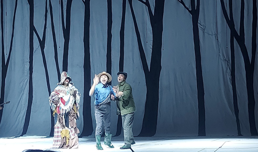 Vở kịch &apos;Hồn Trương Ba, da hàng thịt&apos; phiên bản 2024 quen mà lạ. Ảnh: Bình Thanh.