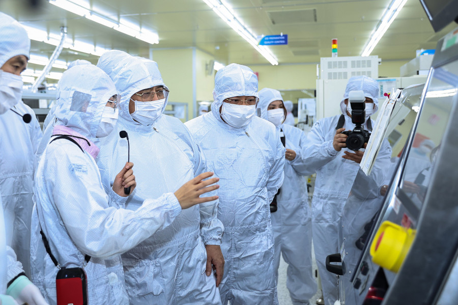 Thủ tướng Phạm Minh Chính đến thăm và làm việc tại Nhà máy sản xuất chip bán dẫn của Công ty TNHH Hana Micron Vina (Bắc Giang). Thủ tướng Phạm Minh Chính đến thăm và làm việc tại Nhà máy sản xuất chip bán dẫn của Công ty TNHH Hana Micron Vina (Bắc Giang).