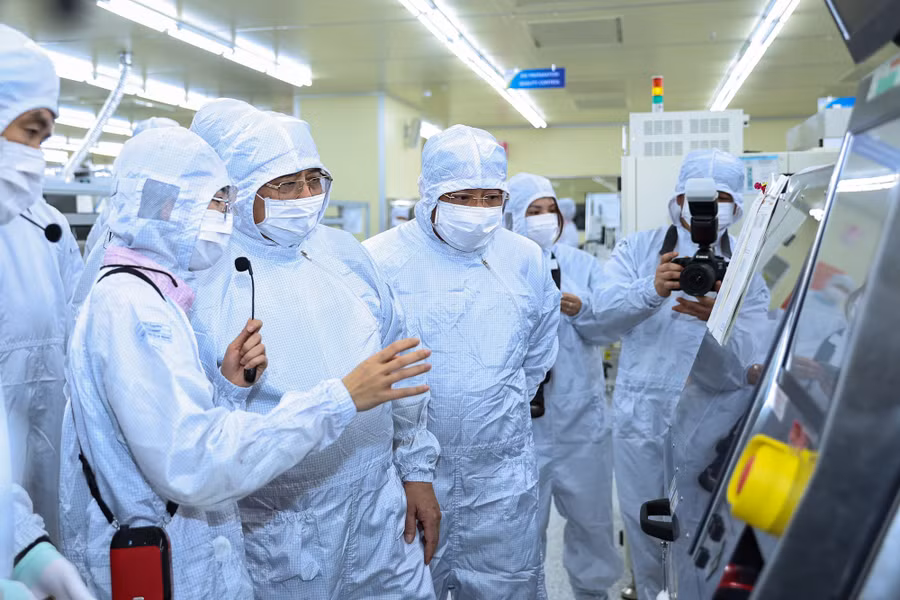 Thủ tướng Phạm Minh Chính đến thăm và làm việc tại Nhà máy sản xuất chip bán dẫn của Công ty TNHH Hana Micron Vina (Bắc Giang).