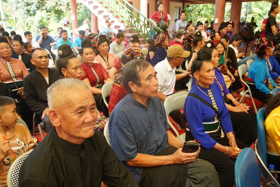 Đông đảo người dân đến xem ngày hội xoài Yên Châu.