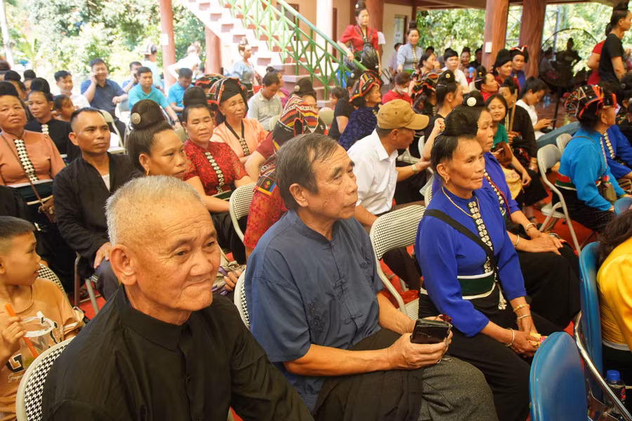 Đông đảo người dân đến xem ngày hội xoài Yên Châu.