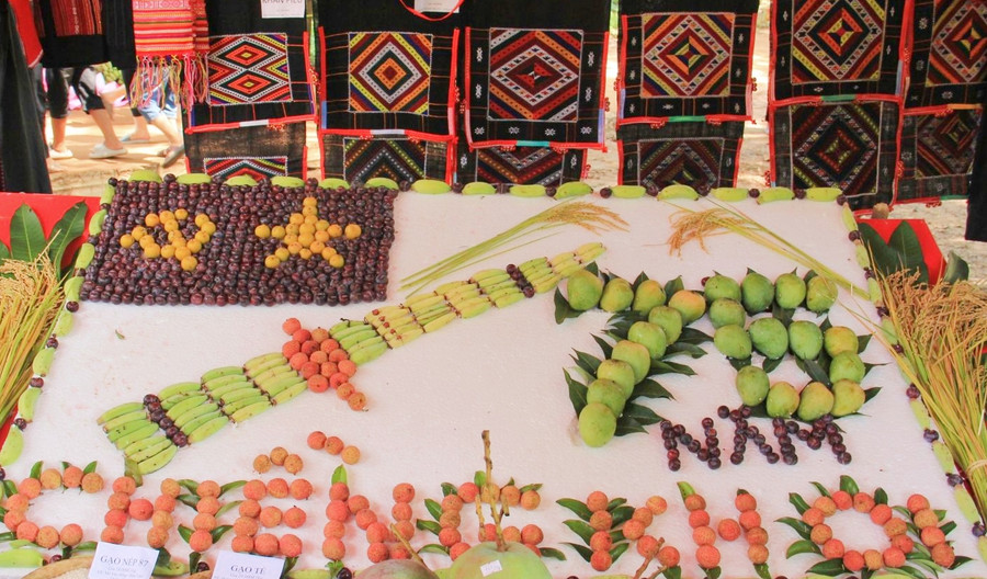 Xoài được trang trí đẹp mắt tại các gian hàng.