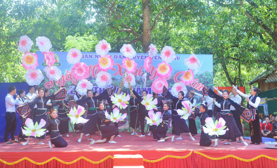 Tiết mục múa xòe tại ngày hội hái xoài.