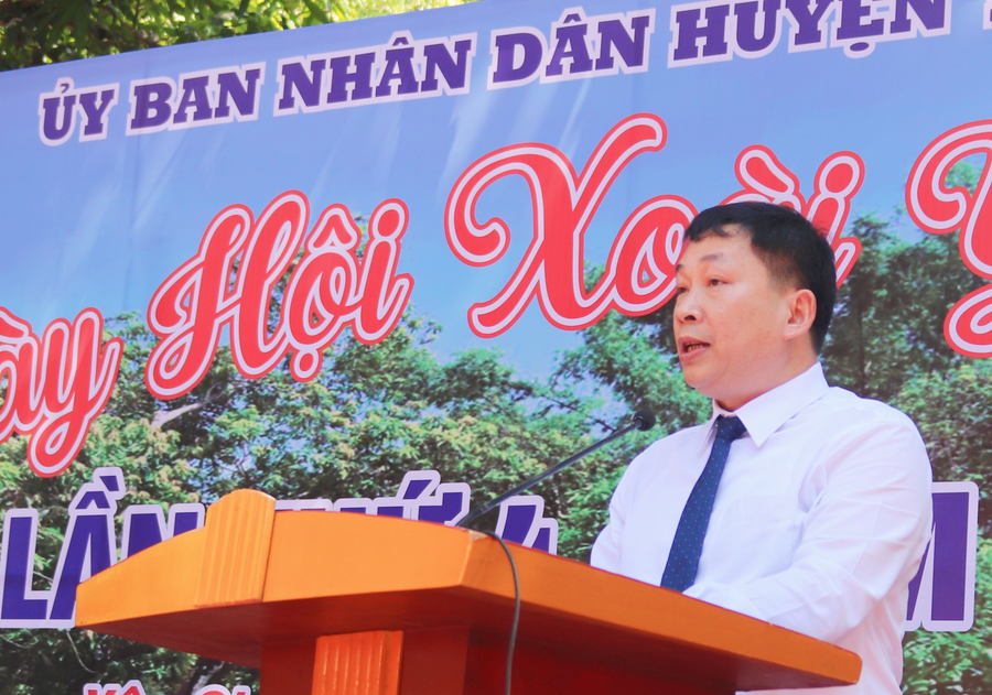 Ông Lù Văn Cường, Chủ tịch UBND huyện Yên Châu phát biểu tại ngày hội hái xoài.
