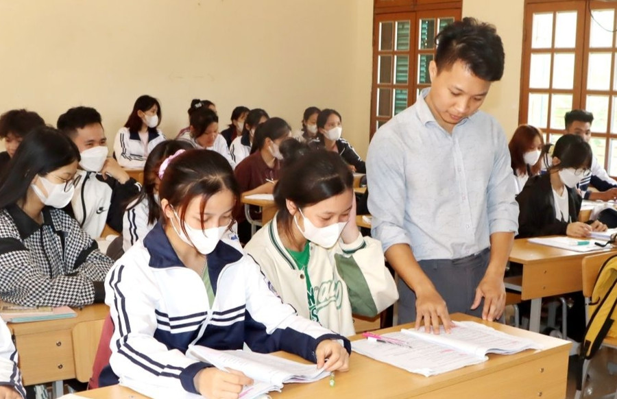 Học sinh trường THPT Bình Thuận, huyện Thuận Châu đang được thầy giáo hướng dẫn ôn luyện.