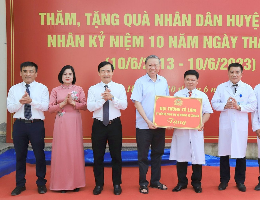 Đại tướng Tô Lâm tặng 1 xe cứu thương cho Trung tâm Y tế huyện Vân Hồ. Đại tướng Tô Lâm tặng 1 xe cứu thương cho Trung tâm Y tế huyện Vân Hồ.