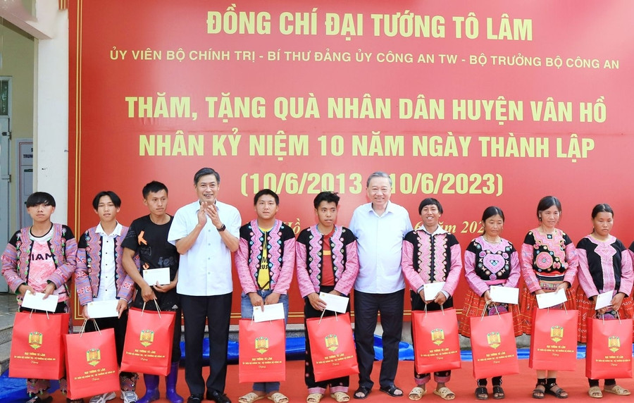 Đại tướng Tô Lâm và Bí thư Tỉnh ủy Sơn La tặng quà cho các hộ nghèo huyện Vân Hồ. Đại tướng Tô Lâm và Bí thư Tỉnh ủy Sơn La tặng quà cho các hộ nghèo huyện Vân Hồ.