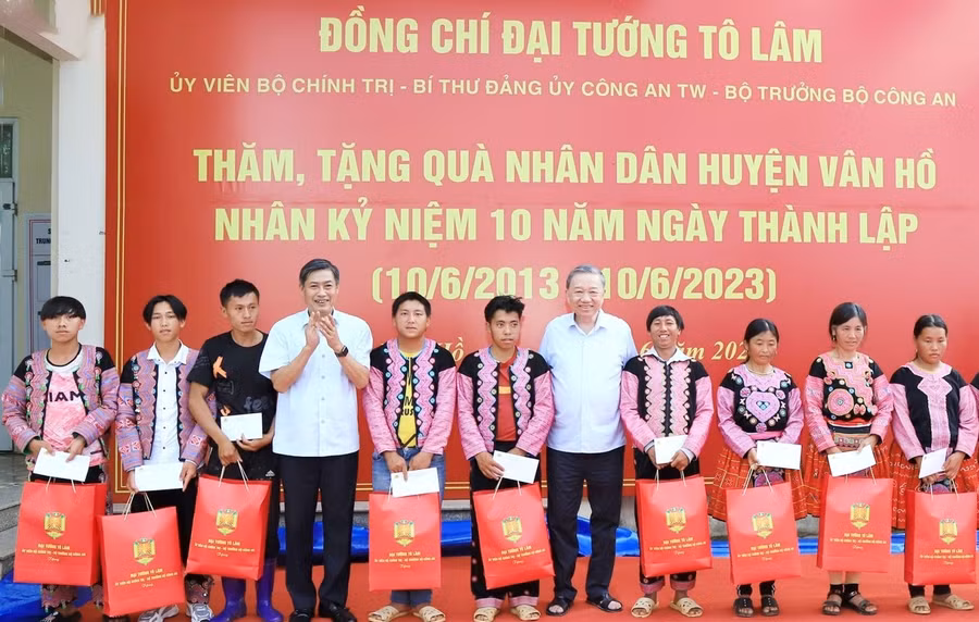 Đại tướng Tô Lâm và Bí thư Tỉnh ủy Sơn La tặng quà cho các hộ nghèo huyện Vân Hồ.