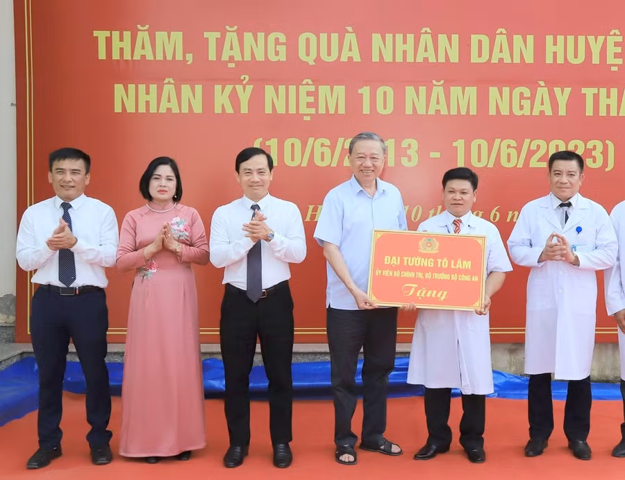 Đại tướng Tô Lâm tặng 1 xe cứu thương cho Trung tâm Y tế huyện Vân Hồ.