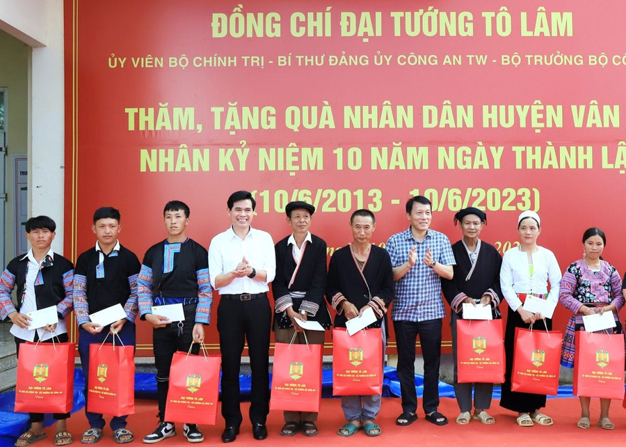 Thượng tướng Lương Tam Quang (thứ tư bên phải) và ông Hoàng Quốc Khánh, Chủ tịch UBND tỉnh Sơn La tặng quà cho hộ nghèo. Thượng tướng Lương Tam Quang (thứ tư bên phải) và ông Hoàng Quốc Khánh, Chủ tịch UBND tỉnh Sơn La tặng quà cho hộ nghèo.