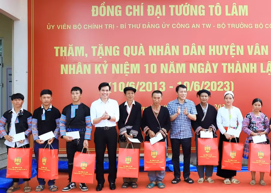 Thượng tướng Lương Tam Quang (thứ tư bên phải) và ông Hoàng Quốc Khánh, Chủ tịch UBND tỉnh Sơn La tặng quà cho hộ nghèo.