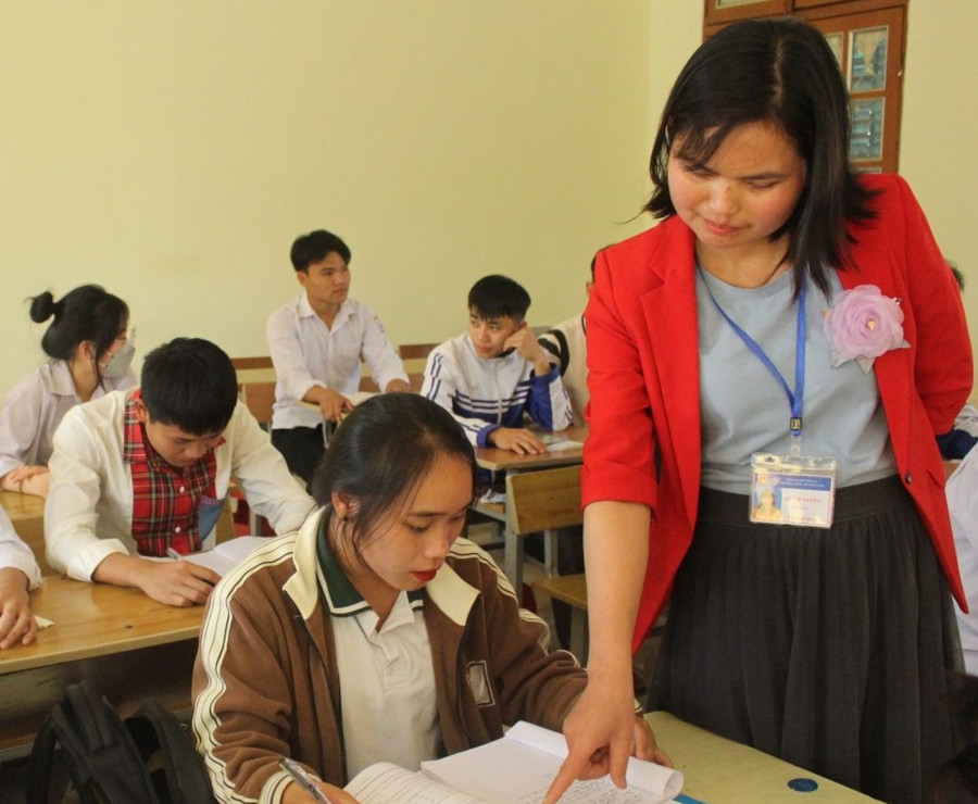 Giờ ôn thi tốt nghiệp môn Ngữ văn của lớp 12 học sinh trường THPT Mường Lâm, huyện Sông Mã. Ảnh: Trần Hiền.