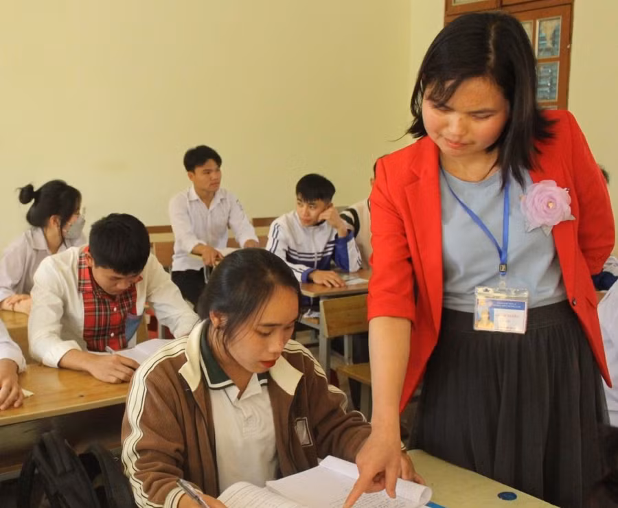 Giờ ôn thi tốt nghiệp môn Ngữ văn của lớp 12 học sinh trường THPT Mường Lâm, huyện Sông Mã. Ảnh: Trần Hiền.