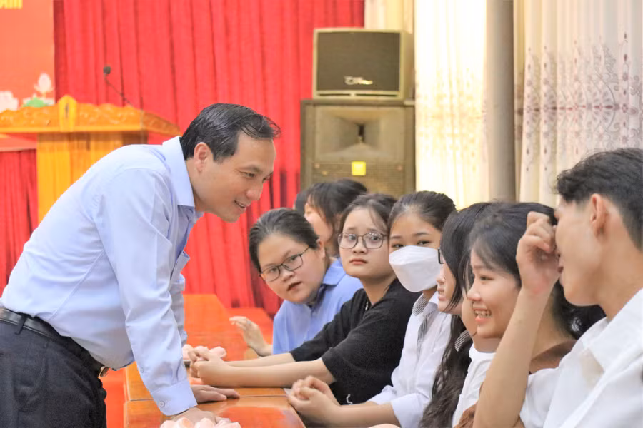 Bí thư Tỉnh ủy Hà Tĩnh Hoàng Trung Dũng gặp gỡ, hỏi thăm tình hình học tập của các sinh viên có hoàn cảnh khó khăn được hỗ trợ học đại học.