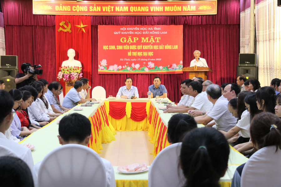 Lễ gặp mặt các em học sinh, sinh viên có hoàn cảnh khó khăn được Quỹ khuyến học Hồng Lam hỗ trợ học đại học.