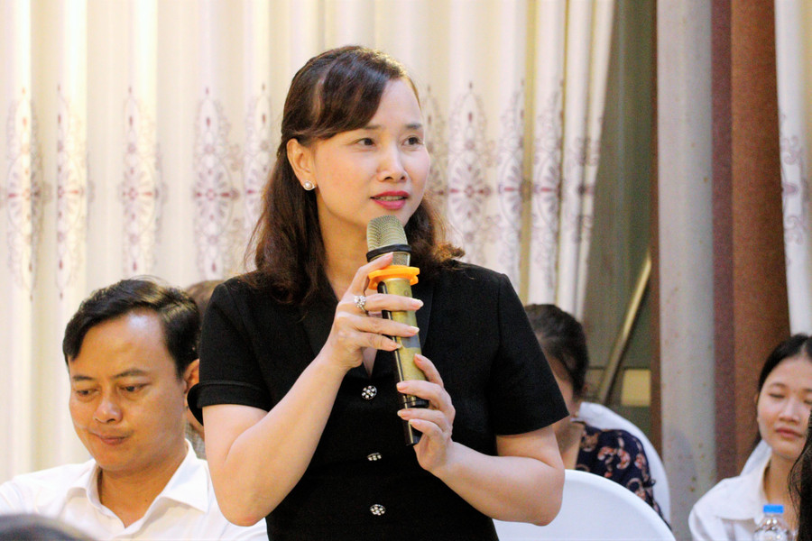 Bà Đặng Thị Quỳnh Diệp - Giám đốc Sở GD&amp;ĐT Hà Tĩnh biểu dương những nỗ lực vượt khó của các em học sinh, sinh viên có hoàn cảnh khó khăn.