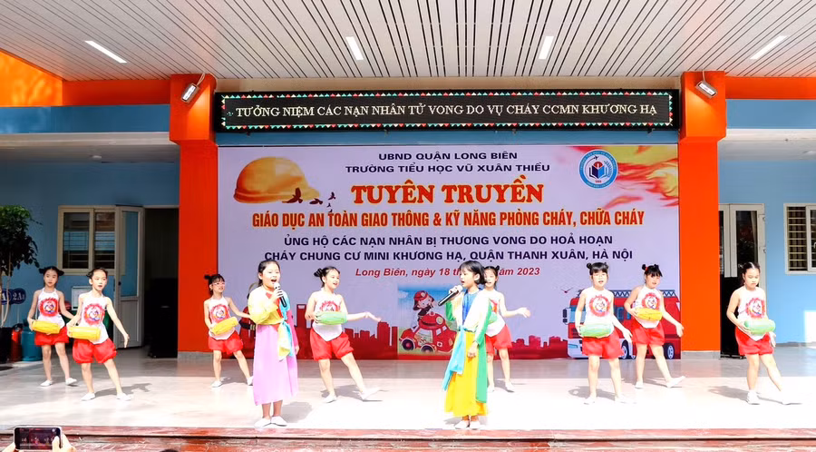 Học sinh Trường Tiểu học Vũ Xuân Thiều hát múa 'Hãy phòng chống hỏa hoạn' do cô Hứa Thị Thu Huyền soạn lời theo dân ca quan họ Bắc Ninh. Ảnh: HTH