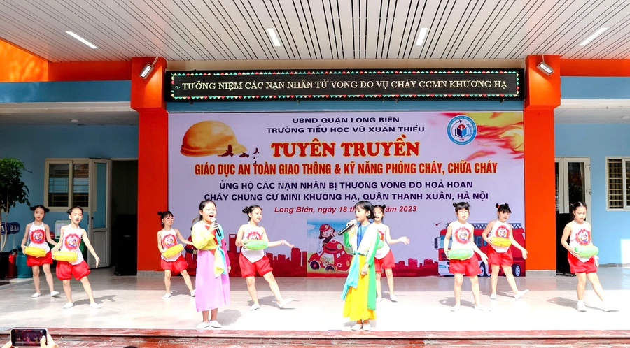 Học sinh Trường Tiểu học Vũ Xuân Thiều hát múa 'Hãy phòng chống hỏa hoạn' do cô Hứa Thị Thu Huyền soạn lời theo dân ca quan họ Bắc Ninh. Ảnh: HTH