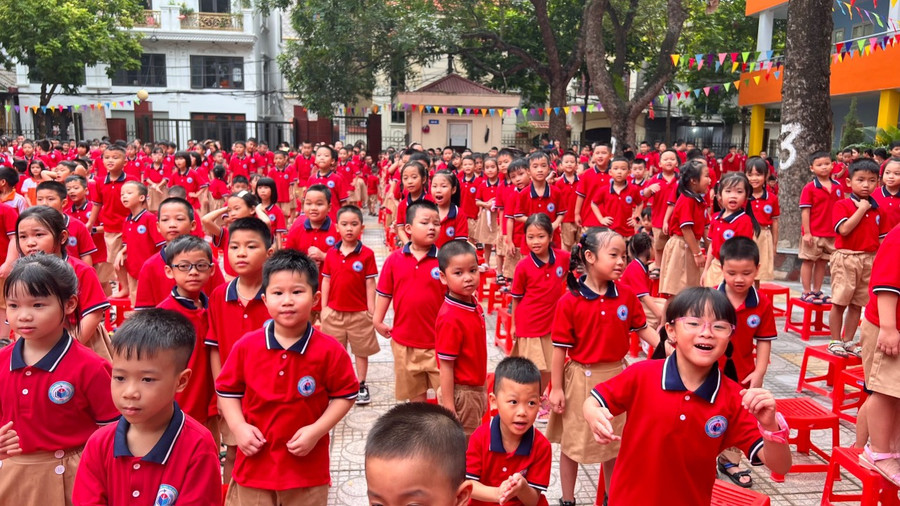 Học sinh Trường Tiểu học Vũ Xuân Thiều hào hứng trong giờ sinh hoạt về phòng chống cháy nổ. Ảnh: HTH