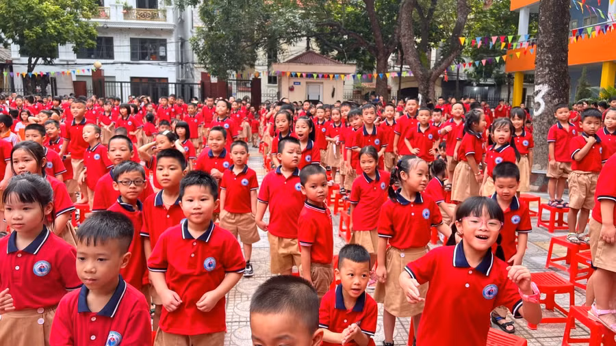 Học sinh Trường Tiểu học Vũ Xuân Thiều hào hứng trong giờ sinh hoạt về phòng chống cháy nổ. Ảnh: HTH