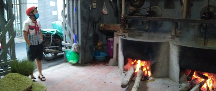 Lò rang cốm rực lửa.