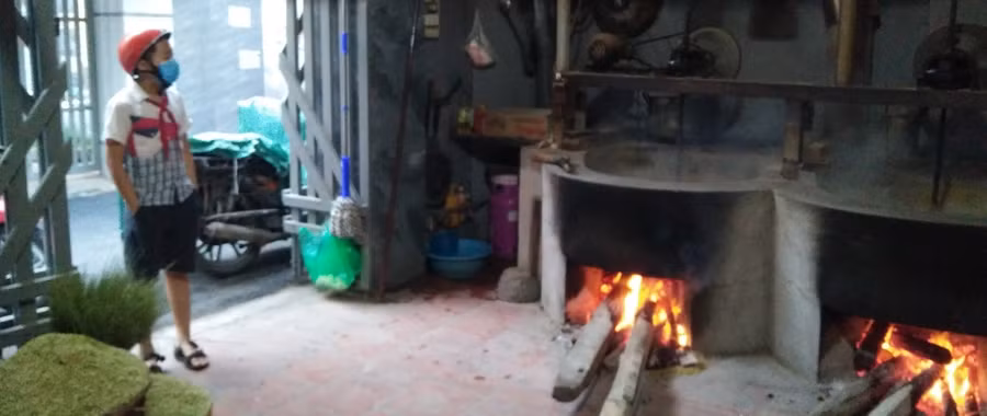 Lò rang cốm rực lửa.