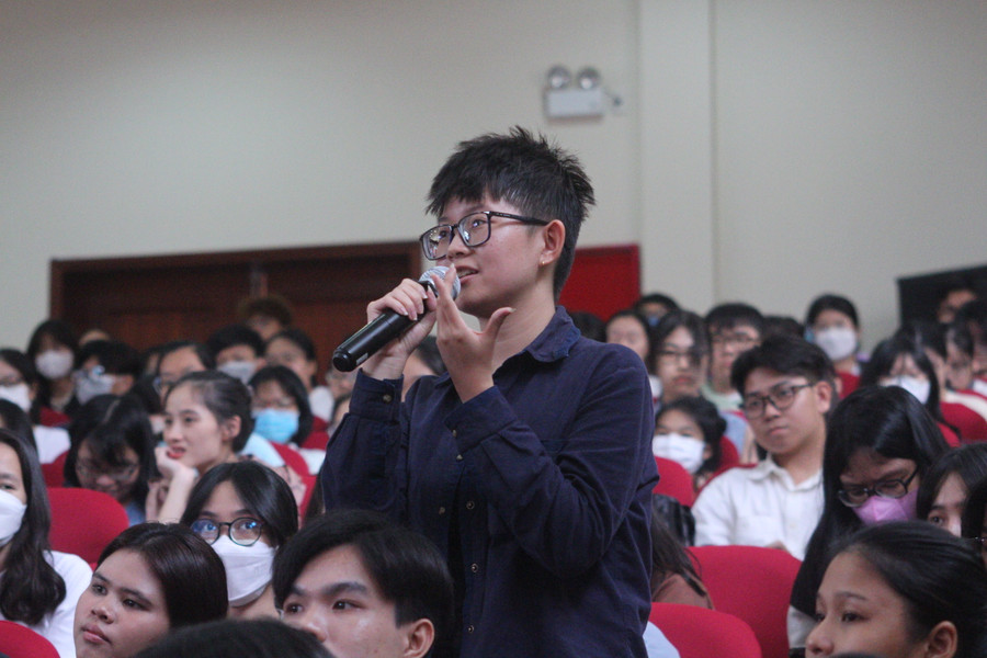 Sinh viên Trường Đại học Khoa học Xã hội và Nhân văn, Đại học Quốc gia TP Hồ Chí Minh hào hứng khi được chia sẻ về nghệ thuật cải lương. Ảnh: NTCC Sinh viên Trường Đại học Khoa học Xã hội và Nhân văn, Đại học Quốc gia TP Hồ Chí Minh hào hứng khi được chia sẻ về nghệ thuật cải lương. Ảnh: NTCC