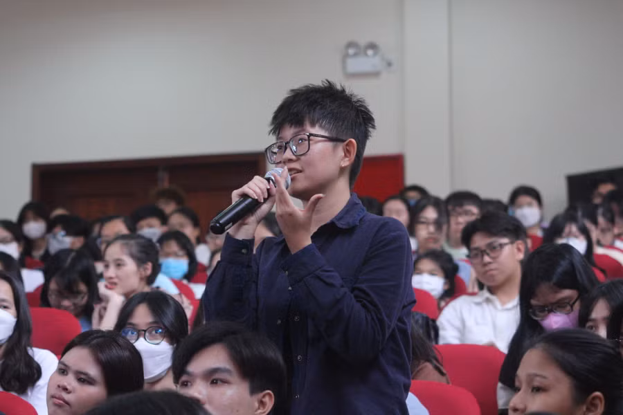 Sinh viên Trường Đại học Khoa học Xã hội và Nhân văn, Đại học Quốc gia TP Hồ Chí Minh hào hứng khi được chia sẻ về nghệ thuật cải lương. Ảnh: NTCC
