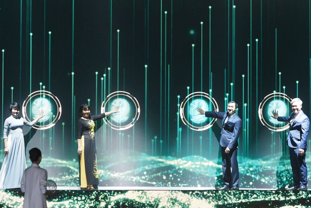 Thầy thuốc ưu tú-GS.TS Trần Văn Thuấn - Thứ trưởng Bộ Y tế (thứ 2 từ phải sang) cùng các thành viên Ban giám khảo bấm nút khai mạc đêm trao giải. Thầy thuốc ưu tú-GS.TS Trần Văn Thuấn - Thứ trưởng Bộ Y tế (thứ 2 từ phải sang) cùng các thành viên Ban giám khảo bấm nút khai mạc đêm trao giải.