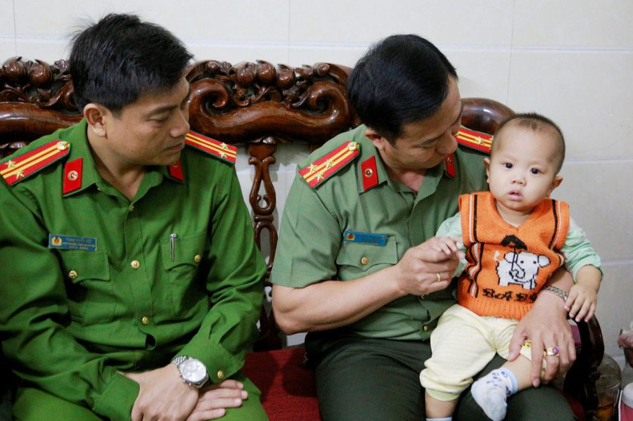 ...và cháu thứ hai mới 10 tháng tuổi, luôn được các đồng đội thường xuyên có mặt để hỗ trợ, chăm sóc. ...và cháu thứ hai mới 10 tháng tuổi, luôn được các đồng đội thường xuyên có mặt để hỗ trợ, chăm sóc.