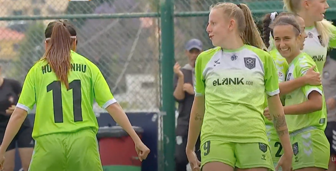 Huỳnh Như và Malu Schmidt ăn mừng theo kiểu Ronaldo sau bàn gỡ hoà 1-1 chiều 23/4.