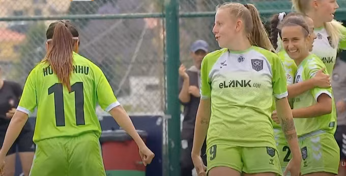 Huỳnh Như và Malu Schmidt ăn mừng theo kiểu Ronaldo sau bàn gỡ hoà 1-1 chiều 23/4.