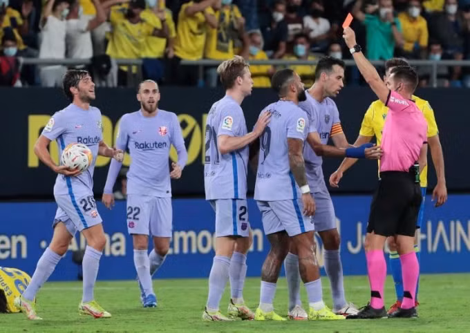 Cầu thủ Barca phản ứng dữ dội khi De Jong nhận thẻ đỏ ở phút 65.