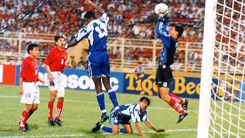 Bàn thắng tại Tiger Cup 1998 của Sasi Kumar khiến anh có được biệt danh "Cái lưng của Chúa" và trở thành huyền thoại sống của bóng đá Singapore.