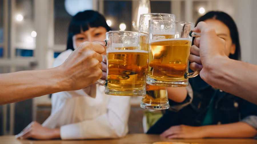 Việc uống nhiều rượu bia vào ngày Tết có thể dẫn đến huyết áp cao, suy tim, đột quỵ và thừa cân.