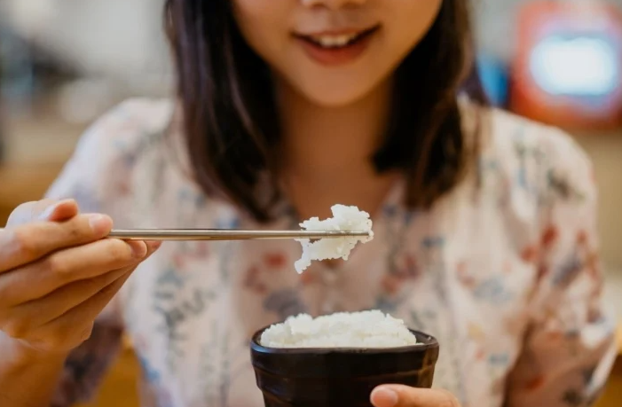 Gạo, bánh mì, mì ống và đồ ăn nhẹ làm từ bột mì trắng nếu ăn nhiều có thể gây béo bụng và có nguy cơ bị bệnh tim. Gạo, bánh mì, mì ống và đồ ăn nhẹ làm từ bột mì trắng nếu ăn nhiều có thể gây béo bụng và có nguy cơ bị bệnh tim.