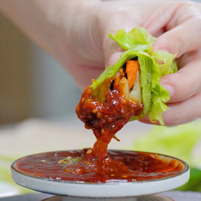 Các loại gia vị như nước sốt salad và tương cà có vẻ không ngọt, nhưng chúng chứa đường có thể làm tăng lượng đường trong máu của bạn. Các loại gia vị như nước sốt salad và tương cà có vẻ không ngọt, nhưng chúng chứa đường có thể làm tăng lượng đường trong máu của bạn.