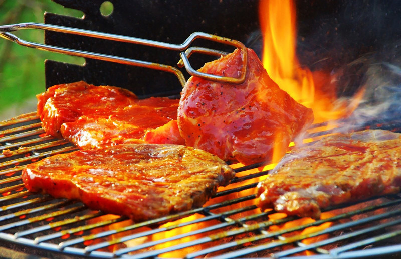 Đồ nướng là món ăn ngon miệng được nhiều gia đình chế biến ngày Tết nhưng lại là đồ ăn không có lợi cho tim mạch. Đồ nướng là món ăn ngon miệng được nhiều gia đình chế biến ngày Tết nhưng lại là đồ ăn không có lợi cho tim mạch.