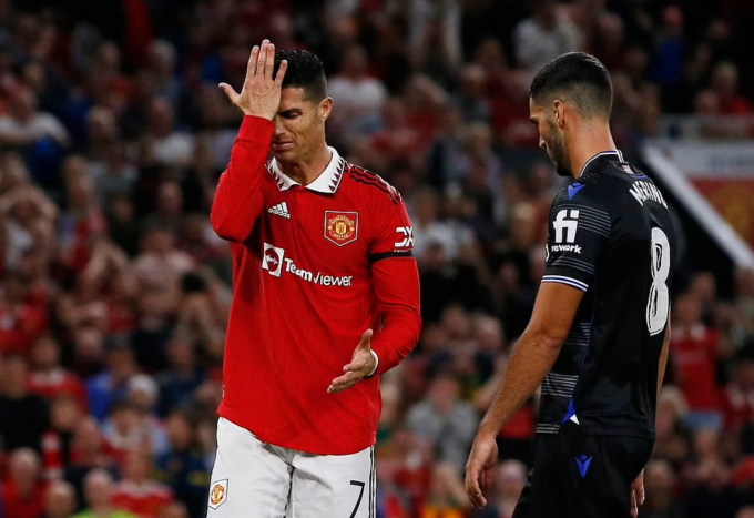 Ronaldo nhận điểm thấp nhất trận Man Utd thua sốc Real Sociedad ngay tại sân Old Trafford.
