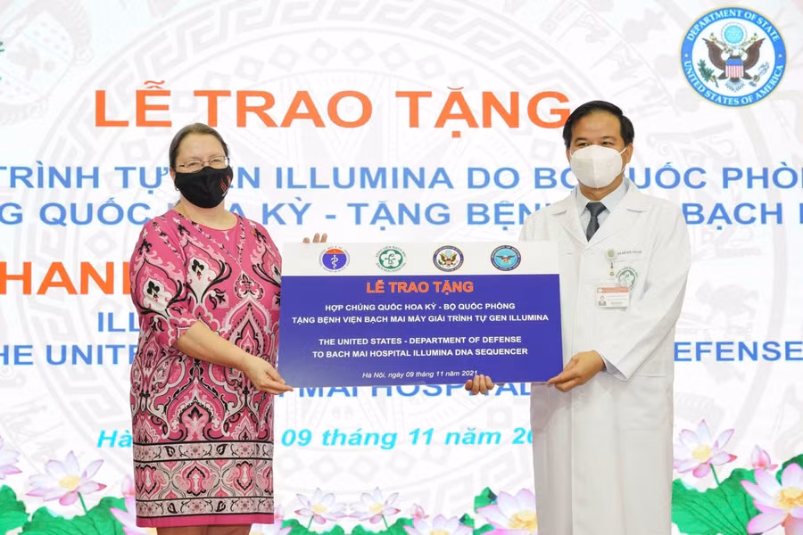 PGS.TS Đào Xuân Cơ tiếp nhận máy.